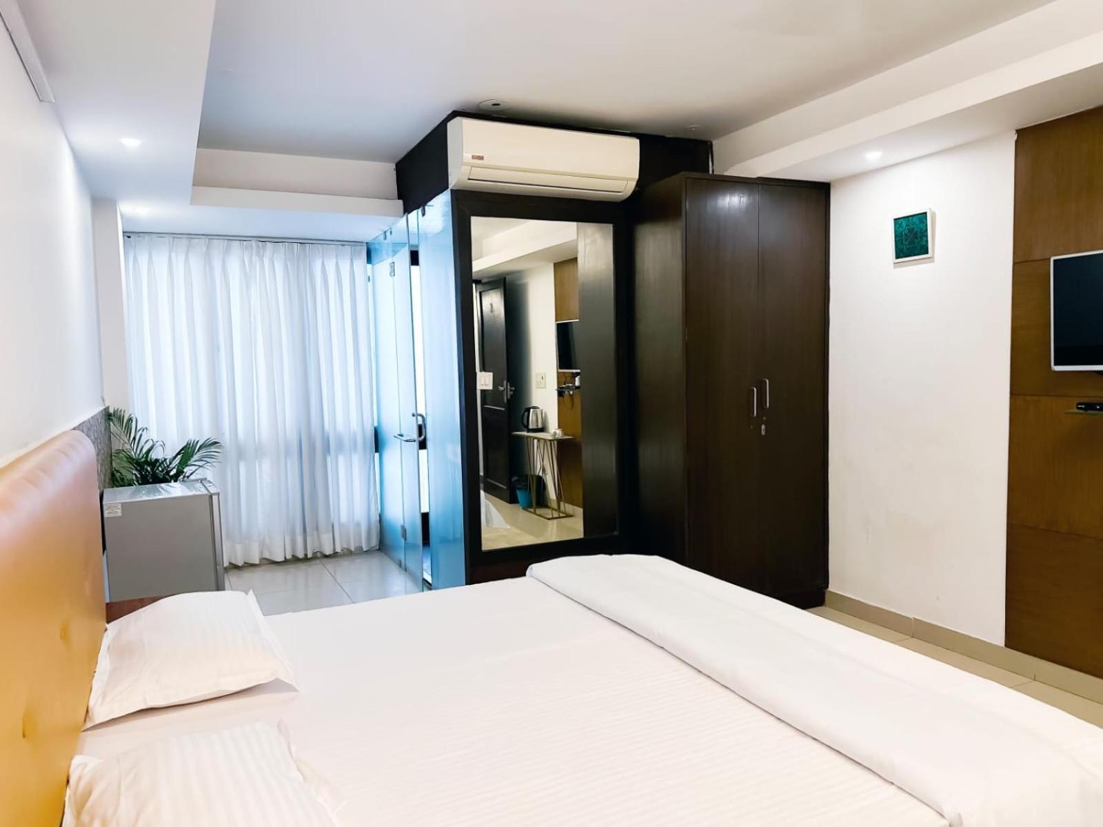 Hotel Blueberry Нью-Дели Экстерьер фото