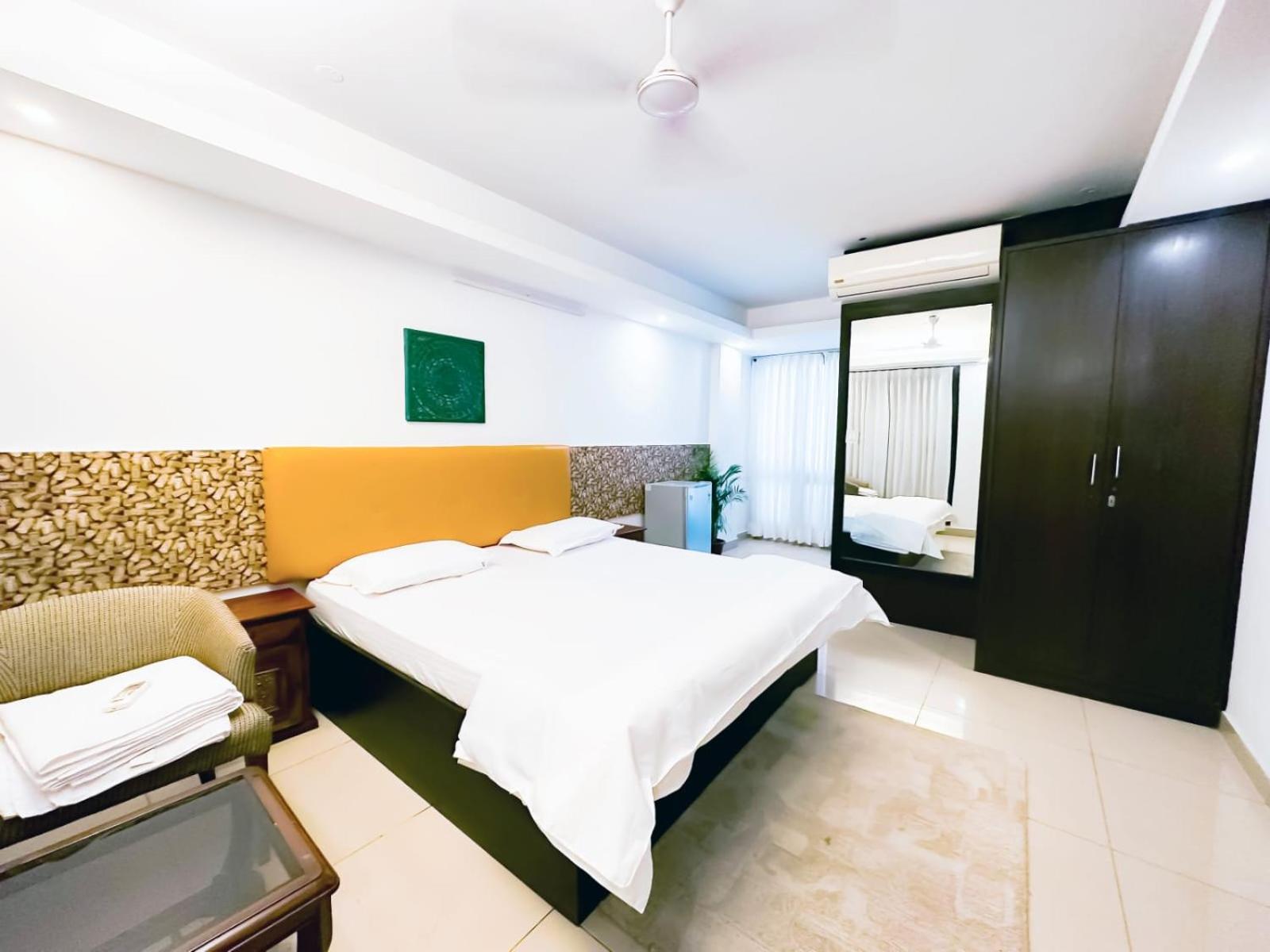 Hotel Blueberry Нью-Дели Экстерьер фото