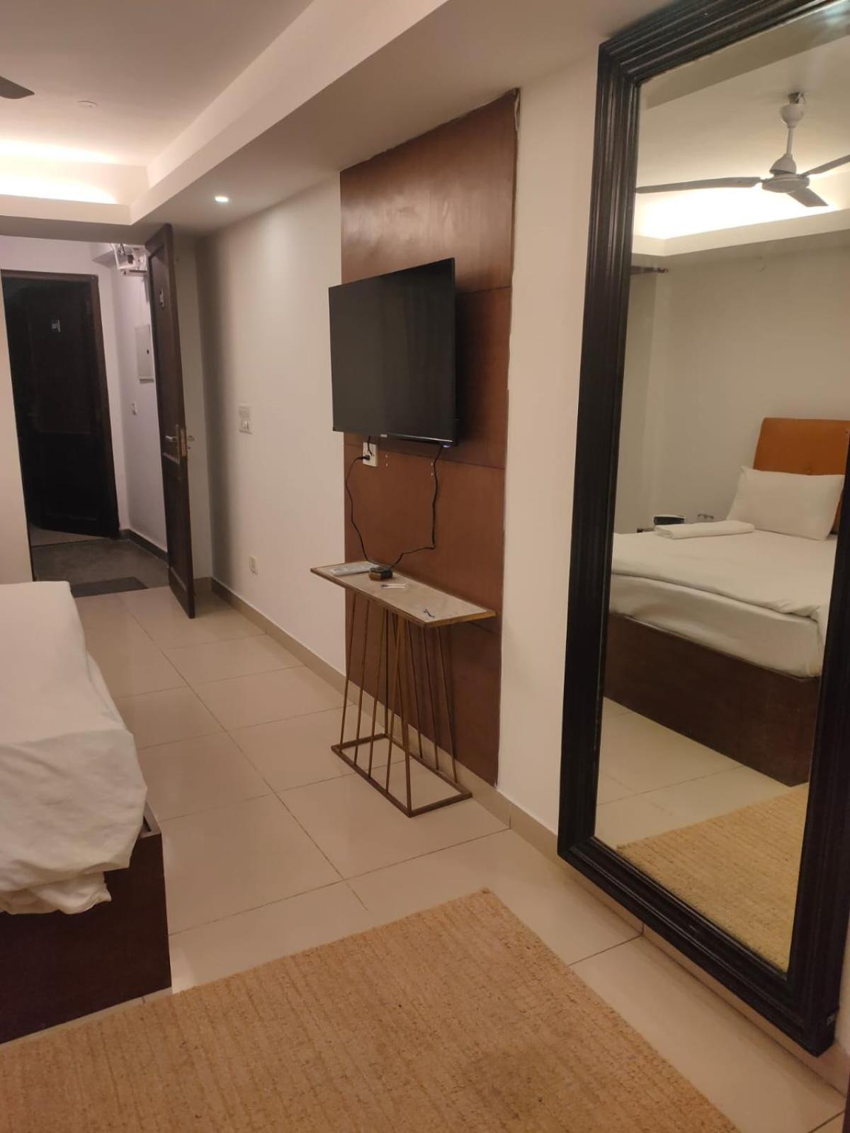 Hotel Blueberry Нью-Дели Экстерьер фото