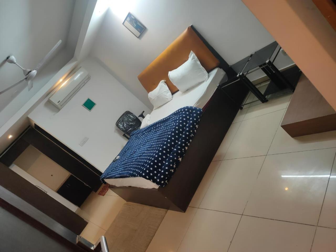 Hotel Blueberry Нью-Дели Экстерьер фото