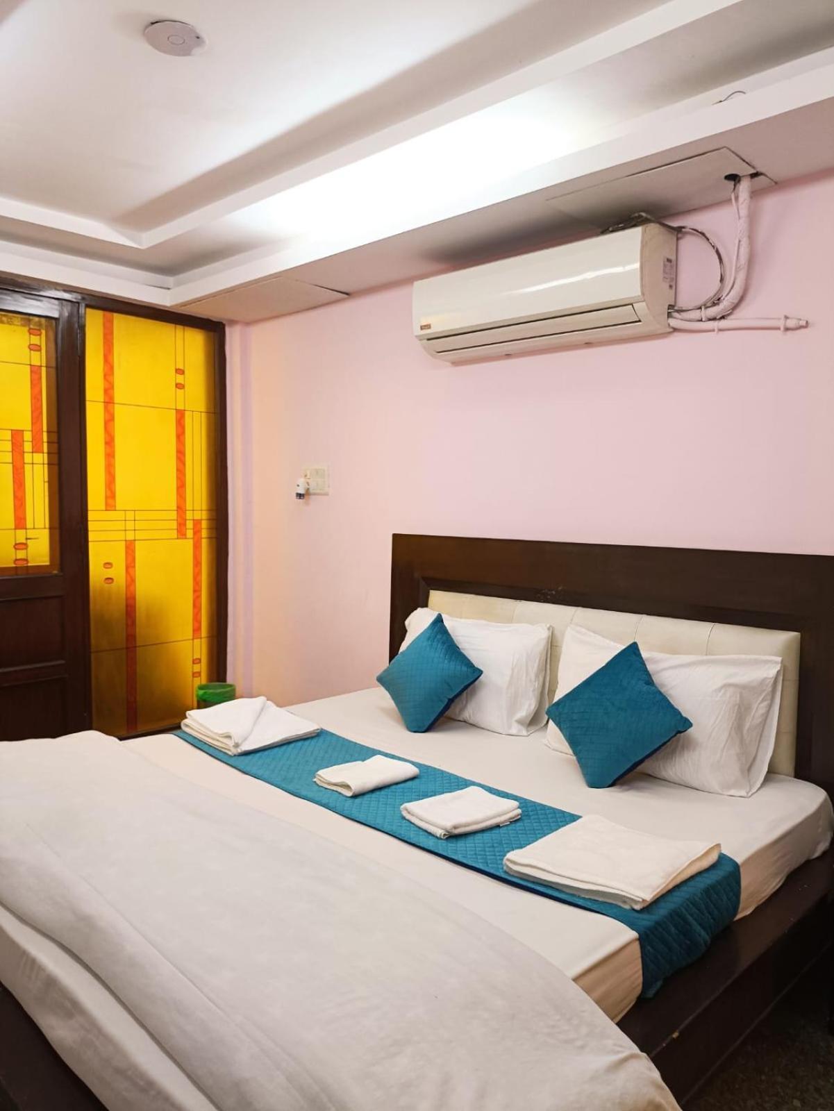 Hotel Blueberry Нью-Дели Экстерьер фото